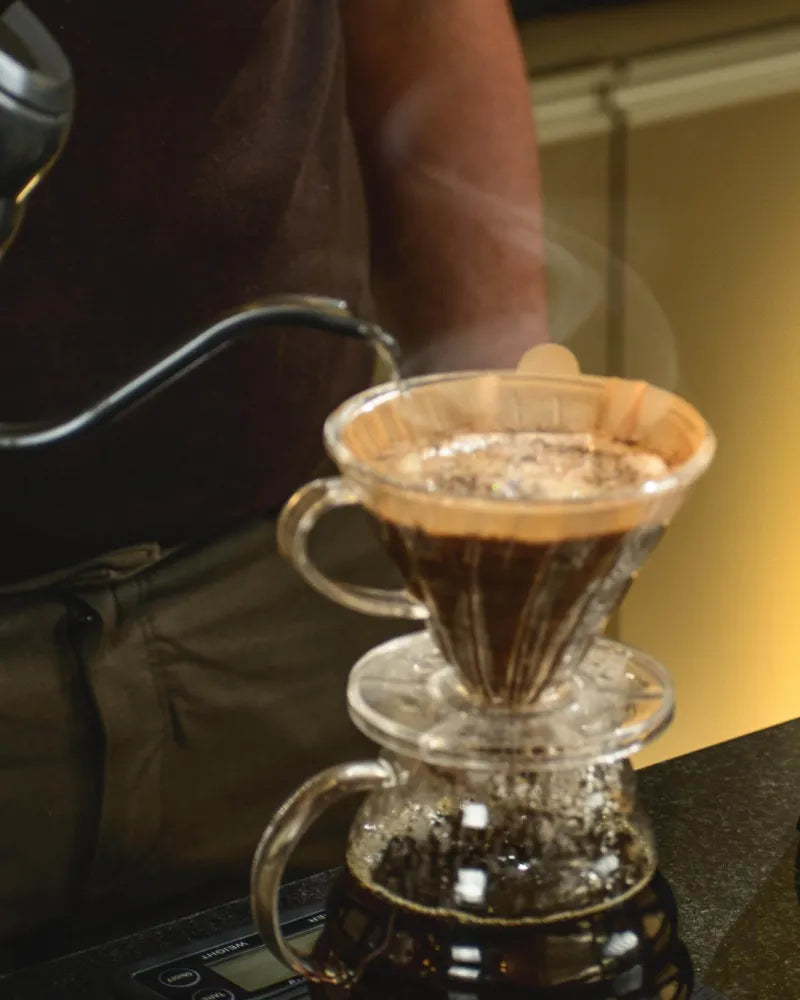 Água quente sobre o café no coador V60